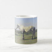 Graues Pferd in einem Feld (von Rosa Bonheur) Kaffeetasse (Mittel)