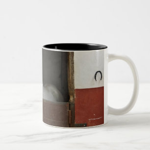 Graues Pferd in einem Stall Zweifarbige Tasse
