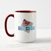 Graues Quadrat mit rotem Fleck und blauem Kreis-Te Tasse (Links)