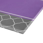 Graues Quatrefoil lila personalisiertes Schneidebrett (Ecke)