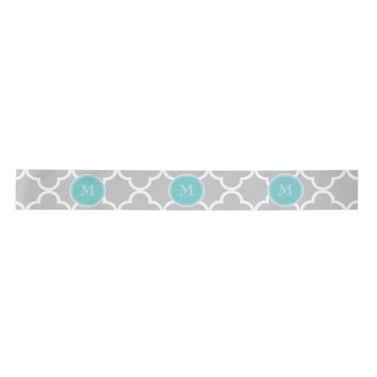Graues Quatrefoil Muster, aquamarines Monogramm Satinband (Vorderseite)
