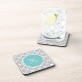 Graues Quatrefoil Muster, aquamarines Monogramm Untersetzer (Rechte Seite)