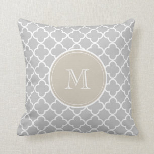Graues Quatrefoil Muster, beige Monogramm Kissen