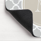 Graues Quatrefoil Muster, beige Monogramm Mousepad (Ecke)