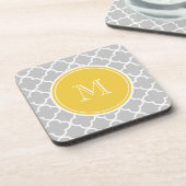 Graues Quatrefoil Muster, gelbes Monogramm Untersetzer (Linke Seite)