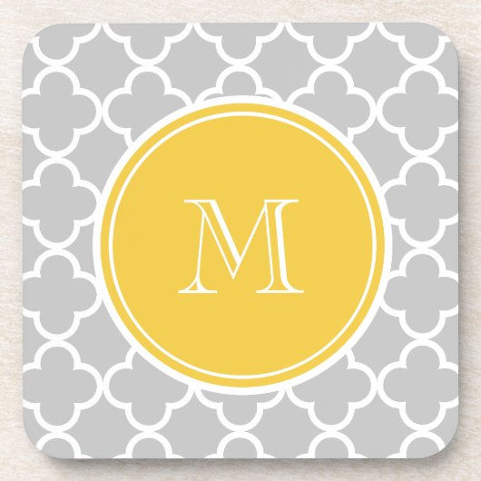 Graues Quatrefoil Muster, gelbes Monogramm Untersetzer (Vorderseite)