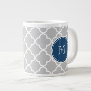 Graues Quatrefoil Muster, Marine-Blau-Monogramm Jumbo-Tasse