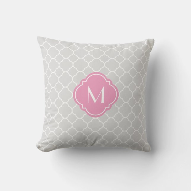 Graues Quatrefoil Muster mit Monogramm Kissen (Vorderseite)