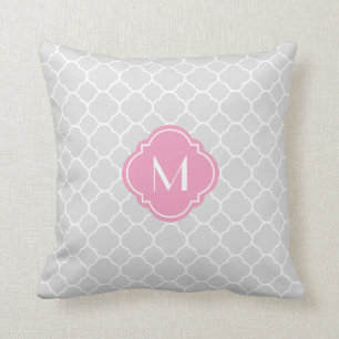 Graues Quatrefoil Muster mit Monogramm Kissen