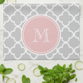 Graues Quatrefoil Muster, rosa Monogramm Handtuch (Gefaltet)