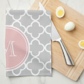 Graues Quatrefoil Muster, rosa Monogramm Handtuch (Viertel Falte)