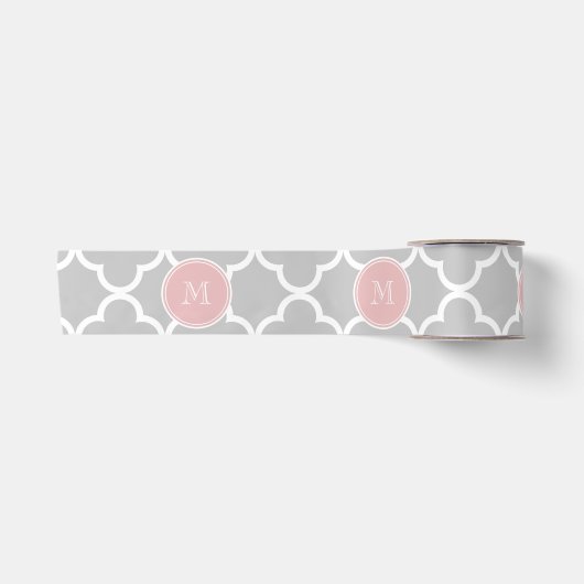Graues Quatrefoil Muster, rosa Monogramm Satinband (Vorderseite)