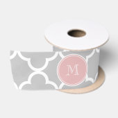 Graues Quatrefoil Muster, rosa Monogramm Satinband (Spule)