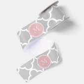 Graues Quatrefoil Muster, rosa Monogramm Satinband (Rückseite)