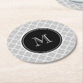 Graues Quatrefoil Muster, schwarzes Monogramm Runder Pappuntersetzer (Angewinkelt)