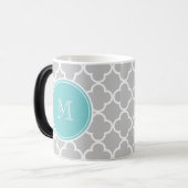 Graues Quatrefolienmuster, Aquamarines Monogramm Verwandlungstasse (Vorderseite Links)
