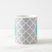 Graues Quatrefolienmuster, Aquamarines Monogramm Verwandlungstasse (Mittel)