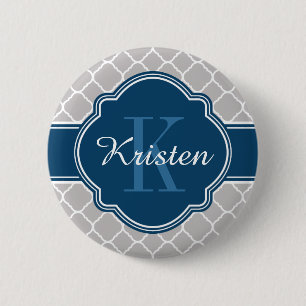 Graues Quatrefolienmuster Blaues Monogramm Button
