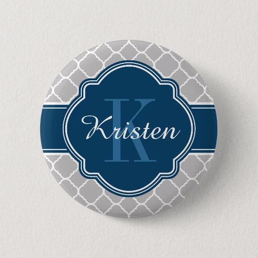 Graues Quatrefolienmuster Blaues Monogramm Button (Vorderseite)