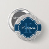 Graues Quatrefolienmuster Blaues Monogramm Button (Vorne & Hinten)