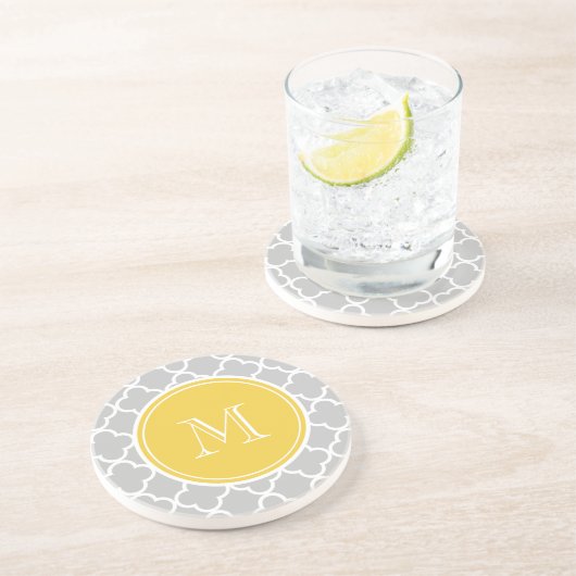 Graues Quatrefolienmuster, gelbes Monogramm Getränkeuntersetzer (Seite)