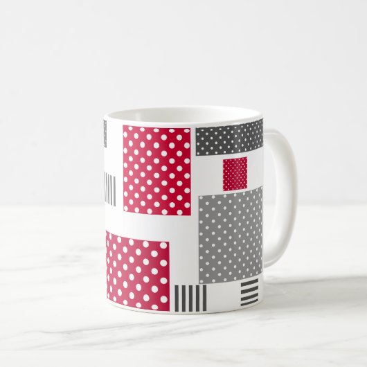 Graues rotes Polka-Dot-Patchwork auf weißem Hinter Kaffeetasse (VorderseiteRechts)