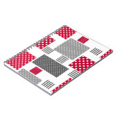 Graues rotes Polka-Dot-Patchwork auf weißem Hinter Notizblock (Linke Seite)