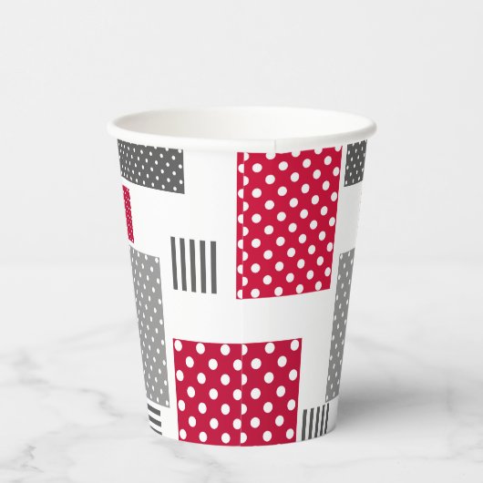 Graues rotes Polka-Dot-Patchwork auf weißem Hinter Pappbecher (Rechts)