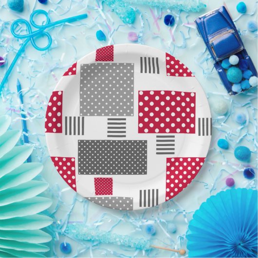 Graues rotes Polka-Dot-Patchwork auf weißem Hinter Pappteller (Party)
