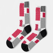 Graues rotes Polka-Dot-Patchwork auf weißem Hinter Socken (Linkes Detail)