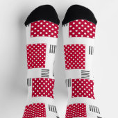 Graues rotes Polka-Dot-Patchwork auf weißem Hinter Socken (Oben)