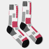 Graues rotes Polka-Dot-Patchwork auf weißem Hinter Socken (Rechts)