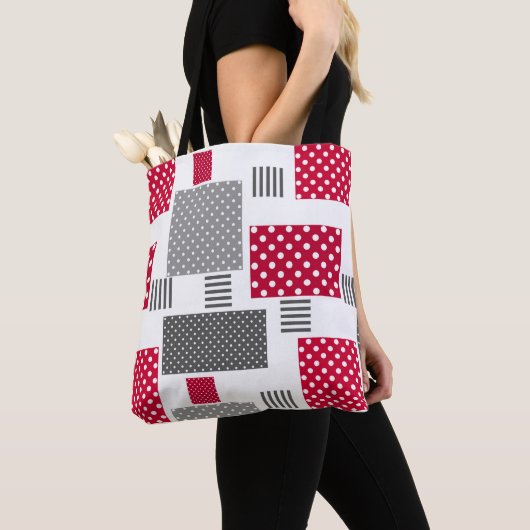 Graues rotes Polka-Dot-Patchwork auf weißem Hinter Tasche (Von Nahem)