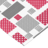 Graues rotes Polka-Dot-Patchwork auf weißem Hinter Tischdecke (Schrägansicht)