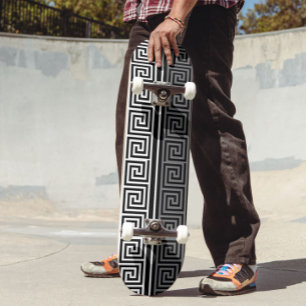 Graues Schwarz-Griechisch-Schlüsselmuster-Design Skateboard