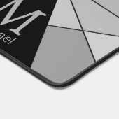 Graues Schwarz-weißes Retro-Mosaikdreieck-Monogram Schreibtischunterlage (Ecke)