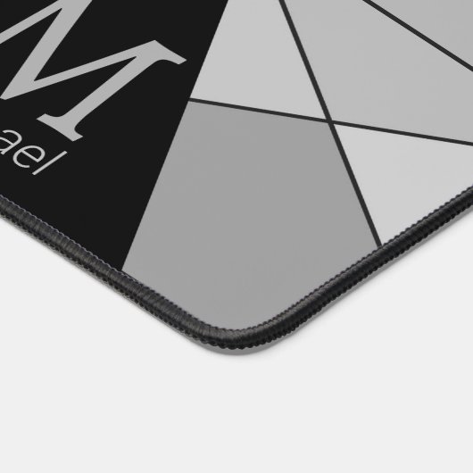 Graues Schwarz-weißes Retro-Mosaikdreieck-Monogram Schreibtischunterlage (Ecke)