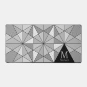 Graues Schwarz-weißes Retro-Mosaikdreieck-Monogram Schreibtischunterlage (Vorderseite)