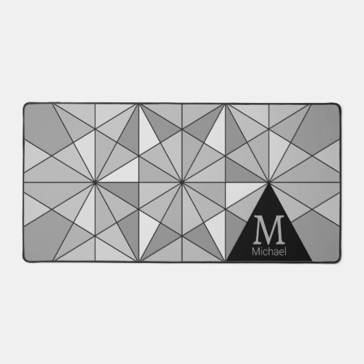 Graues Schwarz-weißes Retro-Mosaikdreieck-Monogram Schreibtischunterlage (Vorderseite)