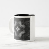 Graues schwarzes Bleistiftmuster Zweifarbige Tasse (Vorderseite Links)