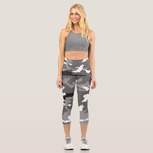 Graues Tarnmuster Capri Leggings (Vorderseite)