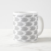 Graues Tribal Arrow Muster Jumbo-Tasse (Vorderseite Rechts)