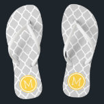 Graues und gelbes marokkanisches Quatrefolienmonog Badesandalen<br><div class="desc">Maßgeschneiderte,  bedruckte Flop-Sandalen mit einem stilvollen marokkanischen Quartrefolienmuster und einem eigenen Monogramm oder einem anderen Text in einem Kreisrahmen. Klicken Sie auf Anpassen,  um Schriftart und Farben zu ändern oder eigene Bilder hinzuzufügen,  um ein einzigartiges Design zu erstellen!</div>