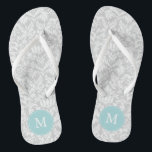 Graues und hellblaues Damaskus-Muster Mit Monogram Badesandalen<br><div class="desc">Spaß und trendy geometrisches Muster und monogramm Design. Ideal für Bräute,  Brautmädchen,  Brautpartys,  Geburtstage,  Sommergeschenke,  etc.</div>