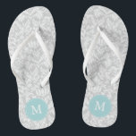 Graues und hellblaues Damaskus-Muster Mit Monogram Badesandalen<br><div class="desc">Spaß und trendy geometrisches Muster und monogramm Design. Ideal für Bräute,  Brautmädchen,  Brautpartys,  Geburtstage,  Sommergeschenke,  etc.</div>