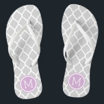 Graues und Lila marokkanisches Monogramm Badesandalen<br><div class="desc">Maßgeschneiderte,  bedruckte Flop-Sandalen mit einem stilvollen marokkanischen Quartrefolienmuster und einem eigenen Monogramm oder einem anderen Text in einem Kreisrahmen. Klicken Sie auf Anpassen,  um Schriftart und Farben zu ändern oder eigene Bilder hinzuzufügen,  um ein einzigartiges Design zu erstellen!</div>