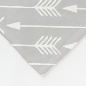 Graues und rosafarbenes Mit Monogramm Pfeilmuster Fleecedecke (Ecke)