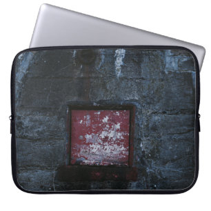 Graues und rotes Wandregal Laptopschutzhülle