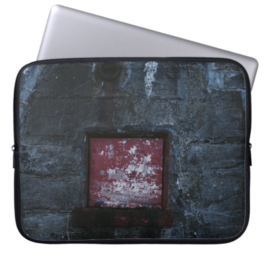 Graues und rotes Wandregal Laptopschutzhülle (Vorderseite)