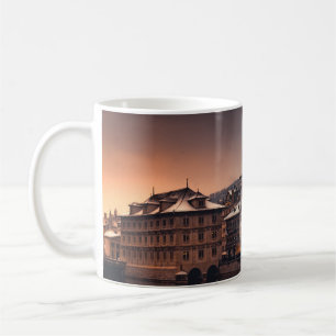 GRAUES UND WEISSES BETONGEBÄUDE IN DER NÄHE EINES  KAFFEETASSE